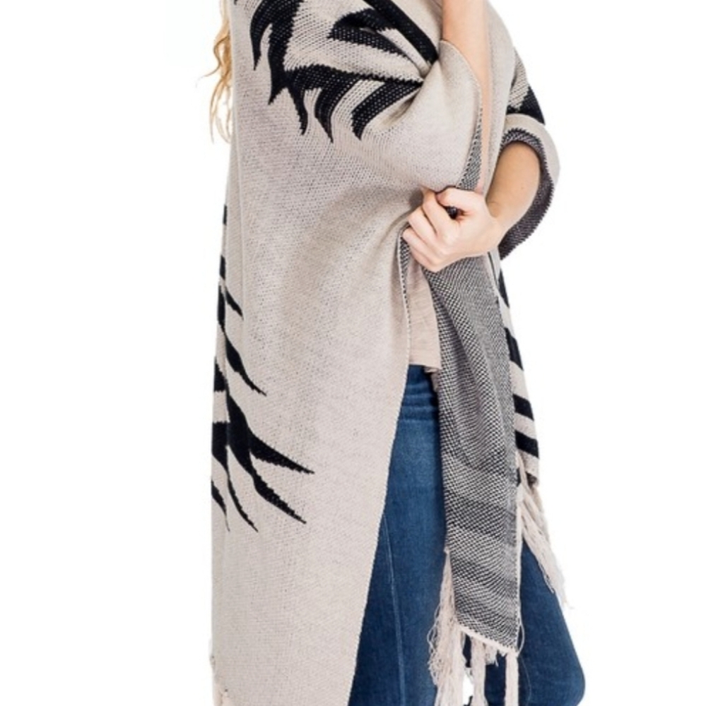 New Arrival! Poncho Aztec Design Ivory/Black NWT - Picture 3 of 3